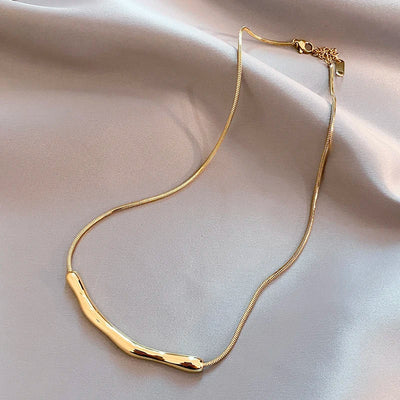 Elegant Gold Collarbone Necklace - Simple Stainless Steel Short Chain for Women