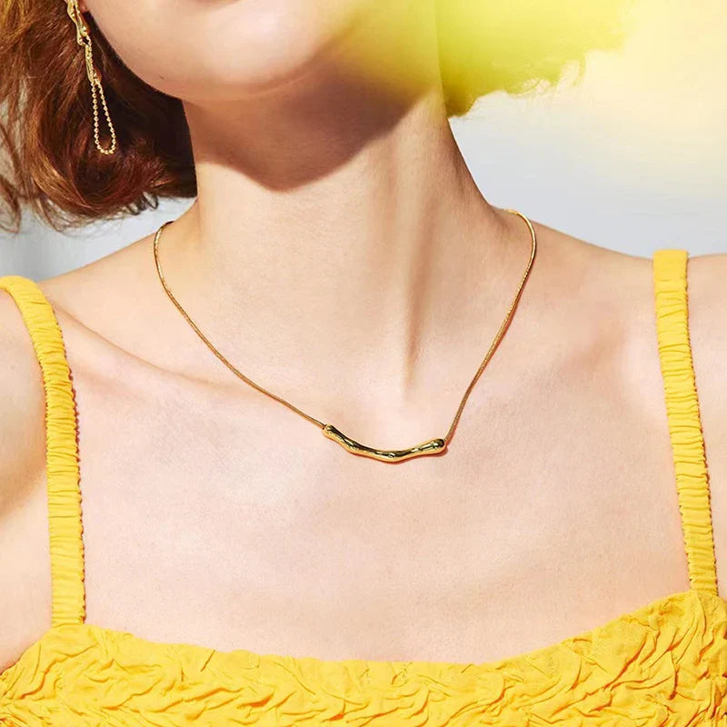 Elegant Gold Collarbone Necklace - Simple Stainless Steel Short Chain for Women